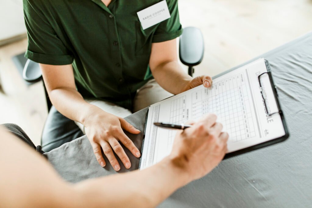 Pflegeberatung in Herne bei der gemeinsamen Durchsicht eines Formulars